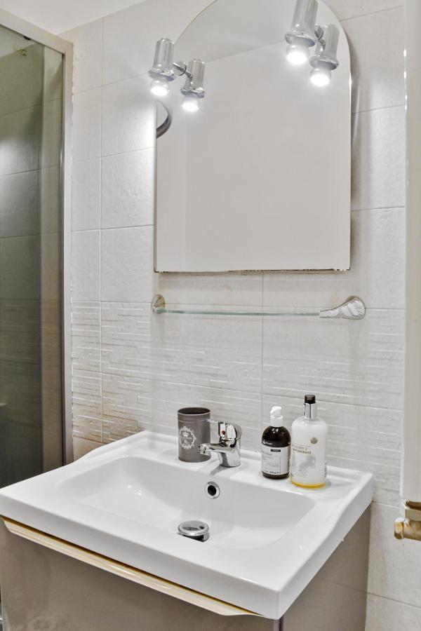 Homestay Otopeni Esterno foto