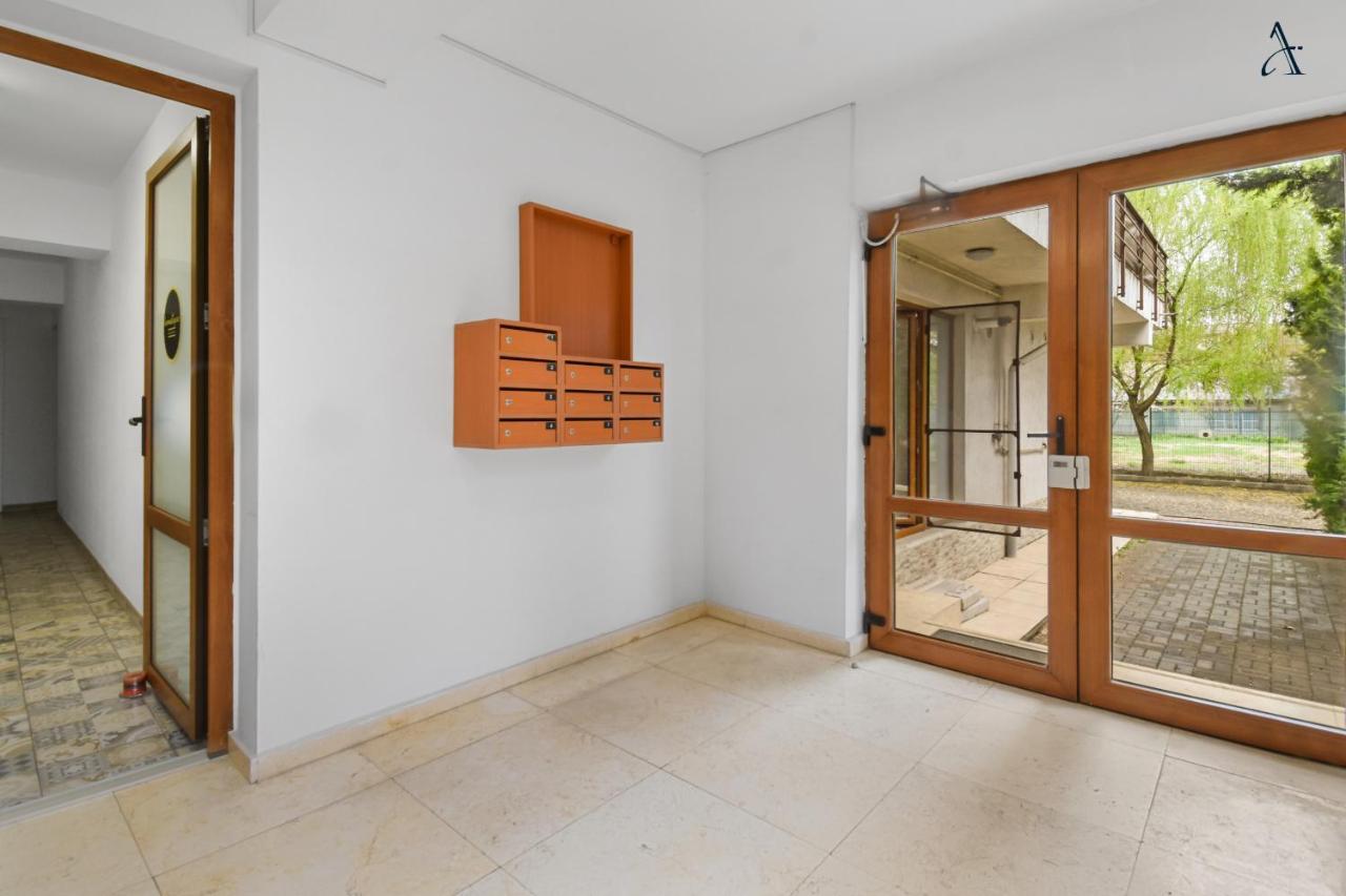 Homestay Otopeni Esterno foto
